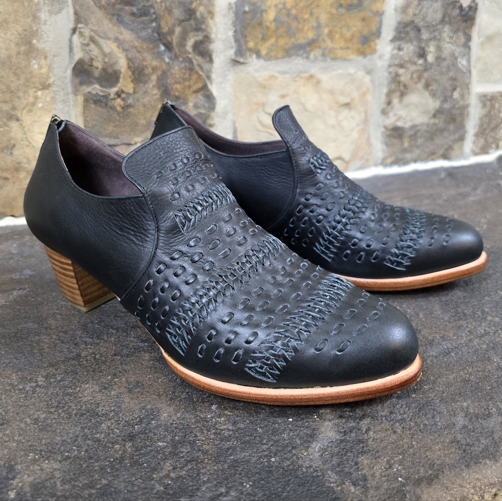 NEW ELF 9.5 Leather Woven Ankle Boots Booties